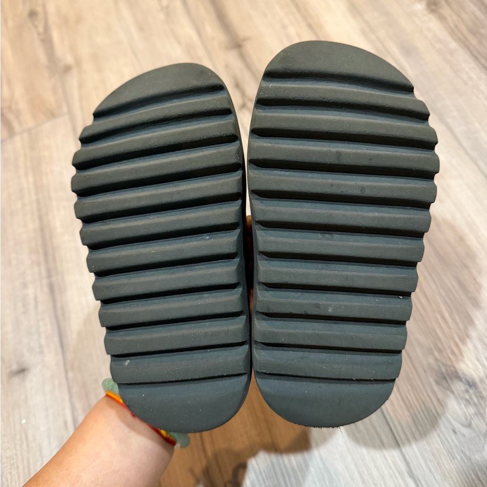 Yeezy slides kids! - Picture 3 of 5